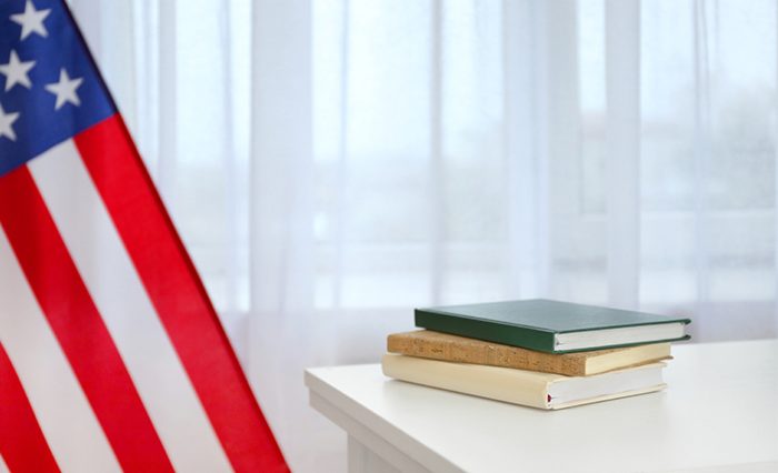 US flag & books - știre apel ambasada SUA